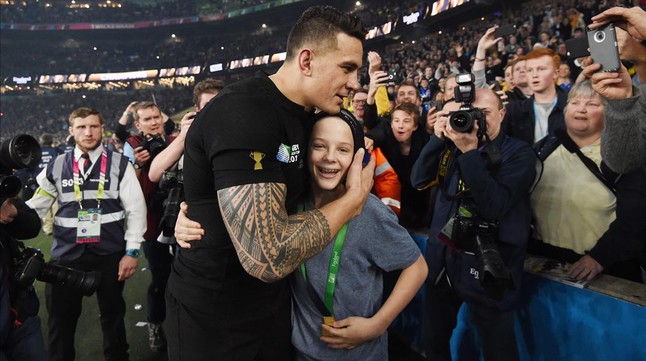 sonny-bill-williams-tras-regalar-medalla-oro-charlie-lines-1446486511437